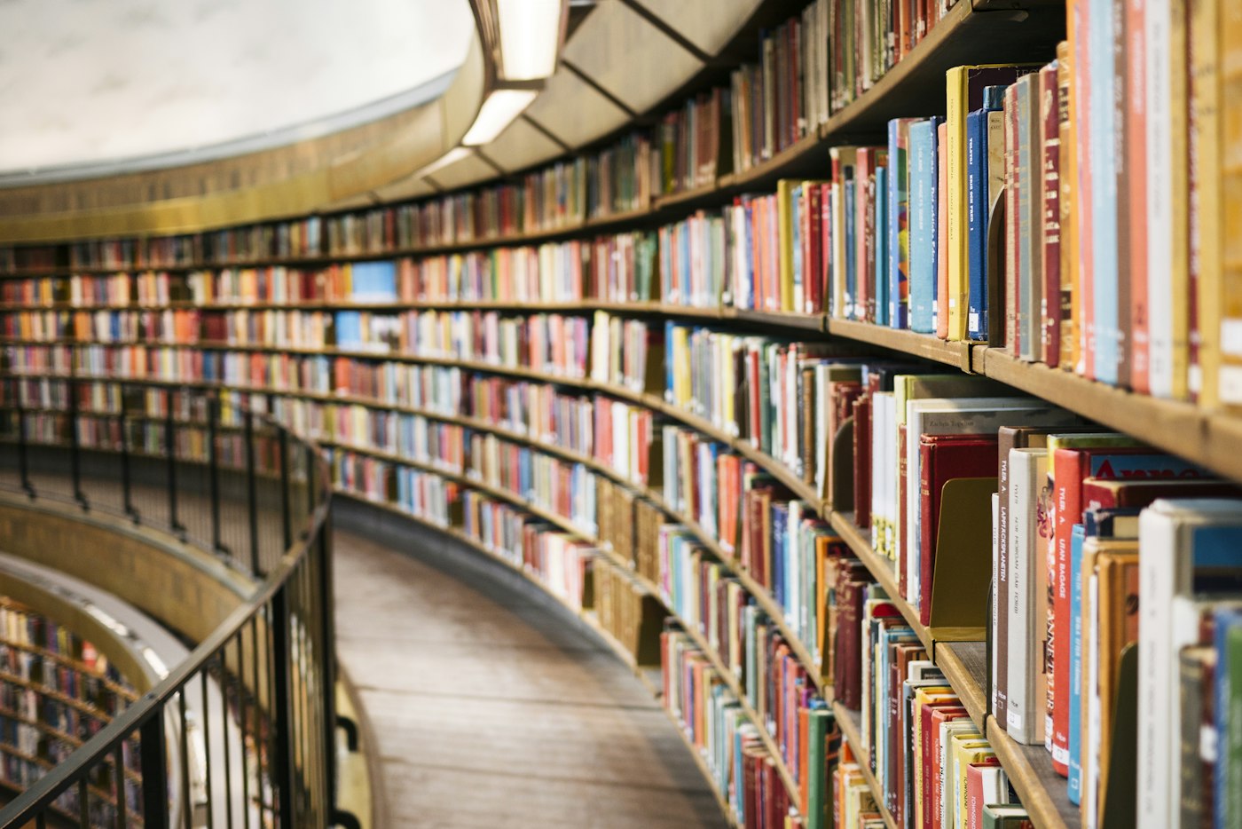 Ряди книг на полицях